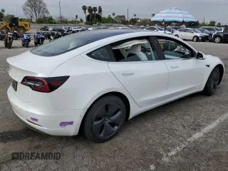 2019 Tesla Model 3 Mid Range z VIN 5YJ3E1EAXKF429382, wystawiony jako Copart lot #56172625 z przebiegiem Nie podano mil oraz Szkoda całkowita • Salvage title. Historia ofert i sprzedaży dostępna na DreamBid. Obrazek 3.