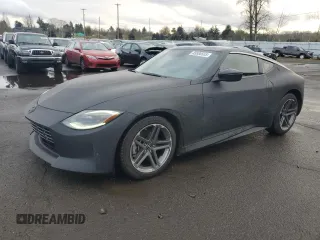 2024 Nissan Z Sport z VIN JN1BZ4AH2RM366772, wystawiony jako Copart lot #45588555 z przebiegiem 3 711 mil mil oraz Szkoda całkowita • Salvage title. Historia ofert i sprzedaży dostępna na DreamBid. Obrazek 1.