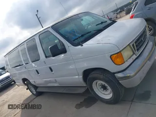 2003 Ford Econoline Passenger XL with VIN 1FDSS31L13HB83911, listed as a IAAI auction lot 42213376 with 236,989 mi miles. Bid and sale history available at carsss.com. Image 13.