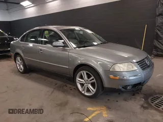 2003 Volkswagen Passat GLS z VIN WVWPD63B83P272570, wystawiony jako IAAI lot #42521355 z przebiegiem 173 993 mil mil oraz . Historia ofert i sprzedaży dostępna na DreamBid. Obrazek 1.