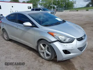 2013 Hyundai Elantra GLS z VIN KMHDH4AEXDU602622, wystawiony jako IAAI lot #42322999 z przebiegiem 169 004 mil mil oraz . Historia ofert i sprzedaży dostępna na DreamBid. Obrazek 1.