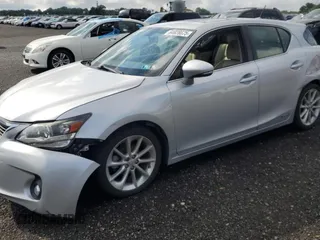 2013 Lexus CT 200h z VIN JTHKD5BHXD2137968, wystawiony jako Copart lot #64826675 z przebiegiem 146 011 mil mil oraz Szkoda całkowita • Salvage title. Historia ofert i sprzedaży dostępna na DreamBid. Obrazek 1.