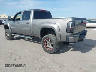2013 GMC Sierra 2500HD Denali z VIN 1GT125E81DF127112, wystawiony jako IAAI lot #41907764 z przebiegiem 289 619 mil mil oraz . Historia ofert i sprzedaży dostępna na DreamBid. Obrazek 3.