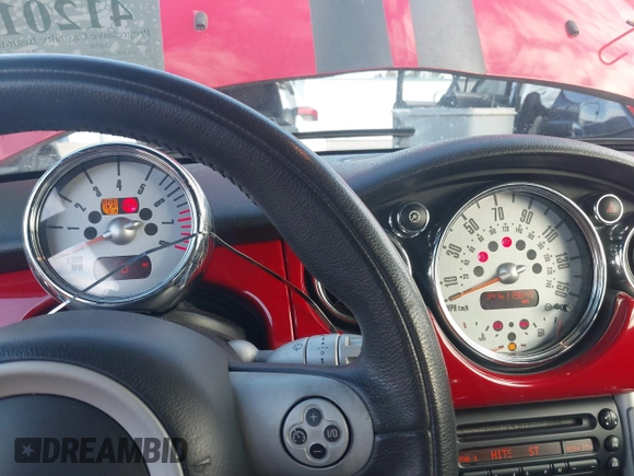 2008 MINI Convertible z VIN WMWRF33578TF68318, wystawiony jako IAAI lot #41201782 z przebiegiem 119 649 mil mil oraz . Historia ofert i sprzedaży dostępna na DreamBid. Obrazek 7.