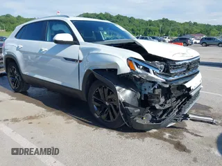 2023 Volkswagen Atlas SE z VIN 1V2WC2CA3PC228213, wystawiony jako IAAI lot #42330049 z przebiegiem 21 884 mil mil oraz . Historia ofert i sprzedaży dostępna na DreamBid. Obrazek 1.