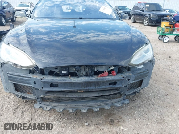 2014 Tesla Model S 60 z VIN 5YJSA1H1XEFP44397, wystawiony jako IAAI lot #42140917 z przebiegiem 136 515 mil mil oraz . Historia ofert i sprzedaży dostępna na DreamBid. Obrazek 6.