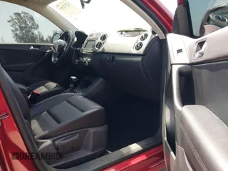 2010 Volkswagen Tiguan S z VIN WVGAV7AX3AW001762, wystawiony jako IAAI lot #42572895 z przebiegiem 127 433 mil mil oraz . Historia ofert i sprzedaży dostępna na DreamBid. Obrazek 5.