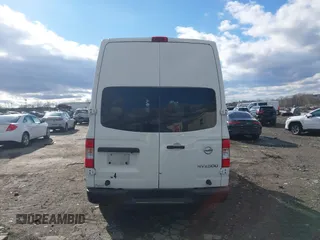 2021 Nissan NV Cargo SV z VIN 1N6BF0LY1MN806850, wystawiony jako IAAI lot #41500860 z przebiegiem 94 928 mil mil oraz . Historia ofert i sprzedaży dostępna na DreamBid. Obrazek 16.