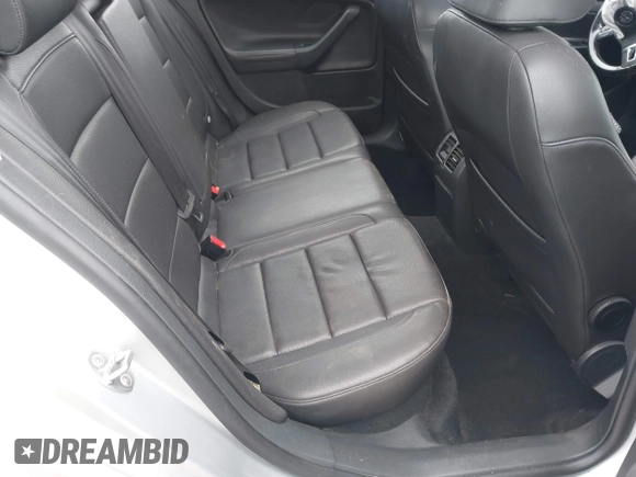 2012 Volkswagen Jetta TDI w/Sunroof & Nav z VIN 3VWPL7AJ5CM713304, wystawiony jako IAAI lot #42374538 z przebiegiem 124 648 mil mil oraz . Historia ofert i sprzedaży dostępna na DreamBid. Obrazek 8.