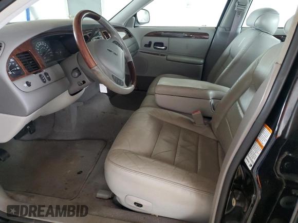 2001 Lincoln Town Car Signature z VIN 1LNHM82W41Y739121, wystawiony jako Copart lot #56738385 z przebiegiem 112 528 mil mil oraz Szkoda całkowita • Salvage title. Historia ofert i sprzedaży dostępna na DreamBid. Obrazek 7.