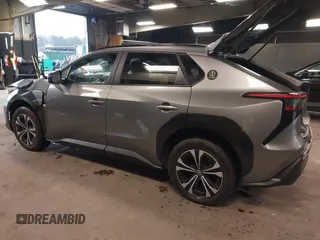 2023 Toyota bZ4X XLE z VIN JTMABACA3PA038951, wystawiony jako IAAI lot #41961433 z przebiegiem 10 261 mil mil oraz . Historia ofert i sprzedaży dostępna na DreamBid. Obrazek 3.