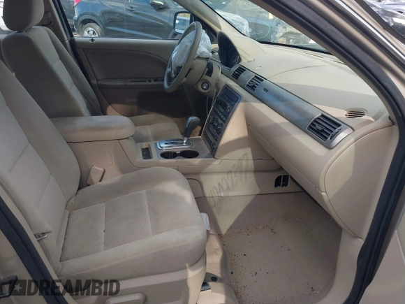 2005 Ford Five Hundred SE z VIN 1FAFP23115G121341, wystawiony jako IAAI lot #42027397 z przebiegiem 110 851 mil mil oraz . Historia ofert i sprzedaży dostępna na DreamBid. Obrazek 5.