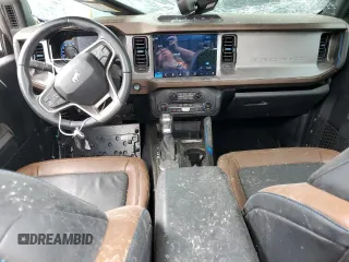 2023 Ford Bronco z VIN 1FMEE5DP1PLB38727, wystawiony jako Copart lot #62945695 z przebiegiem 25 342 mil mil oraz Szkoda całkowita • Salvage title. Historia ofert i sprzedaży dostępna na DreamBid. Obrazek 8.