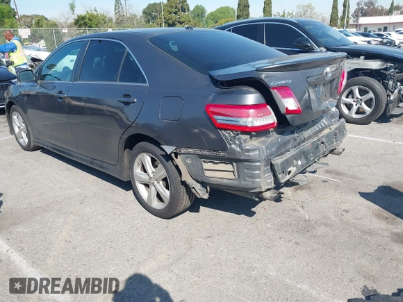2011 Toyota Camry LE z VIN 4T1BF3EKXBU197608, wystawiony jako IAAI lot #41848207 z przebiegiem 131 676 mil mil oraz . Historia ofert i sprzedaży dostępna na DreamBid. Obrazek 3.