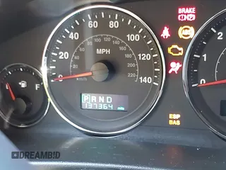 2007 Jeep Commander Sport z VIN 1J8HG48P47C550486, wystawiony jako IAAI lot #42208163 z przebiegiem 137 364 mil mil oraz . Historia ofert i sprzedaży dostępna na DreamBid. Obrazek 7.