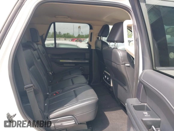 2024 Ford Expedition XLT with VIN 1FMJU1J83REA42841, listed as a IAAI auction lot 41939552 with 27,534 mi miles. Bid and sale history available at carsss.com. Image 8.