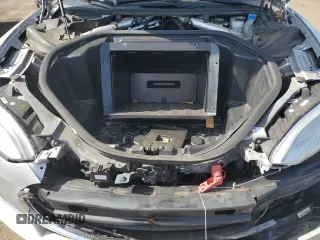 2013 Tesla Model S z VIN 5YJSA1CG9DFP06427, wystawiony jako Copart lot #59515845 z przebiegiem 49 446 mil mil oraz Szkoda całkowita • Salvage title. Historia ofert i sprzedaży dostępna na DreamBid. Obrazek 11.