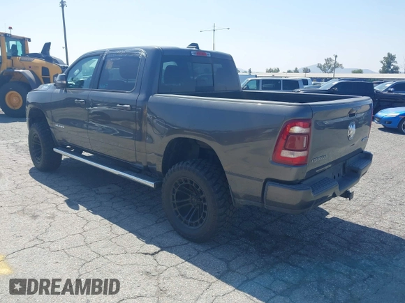2019 Ram 1500 Big Horn z VIN 1C6RRFFG8KN710927, wystawiony jako IAAI lot #41850421 z przebiegiem 66 007 mil mil oraz . Historia ofert i sprzedaży dostępna na DreamBid. Obrazek 3.
