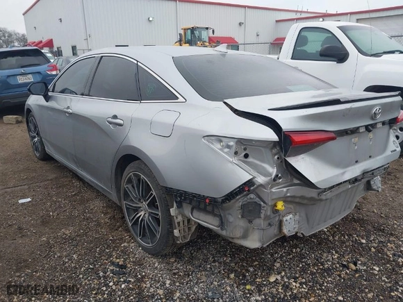 2019 Toyota Avalon XLE with VIN 4T1BZ1FB8KU006035, listed as a IAAI auction lot 41591179 with 111,917 mi miles. Bid and sale history available at carsss.com. Image 3.