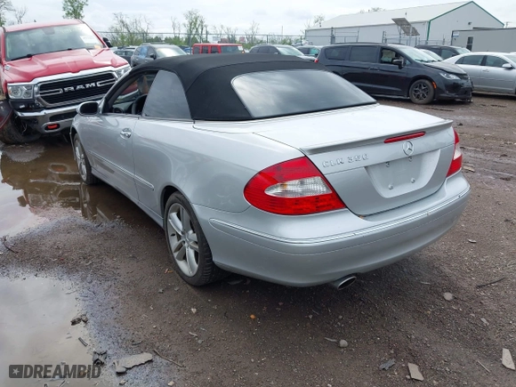 2007 Mercedes-Benz CLK-Class 3.5L with VIN WDBTK56F57F207294, listed as a IAAI auction lot 42128925 with 122,162 mi miles. Bid and sale history available at carsss.com. Image 3.