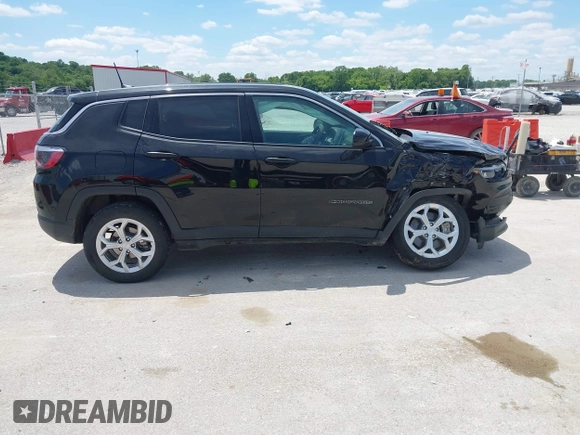 2024 Jeep Compass Sport z VIN 3C4NJDAN5RT105556, wystawiony jako IAAI lot #42335647 z przebiegiem 14 747 mil mil oraz . Historia ofert i sprzedaży dostępna na DreamBid. Obrazek 13.