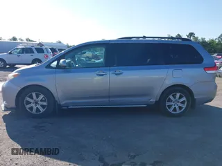 2012 Toyota Sienna XLE z VIN 5TDDK3DC6CS044409, wystawiony jako IAAI lot #42409389 z przebiegiem 231 567 mil mil oraz . Historia ofert i sprzedaży dostępna na DreamBid. Obrazek 14.