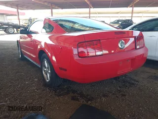 2007 Ford Mustang Deluxe z VIN 1ZVFT80NX75354713, wystawiony jako IAAI lot #41986604 z przebiegiem 156 691 mil mil oraz . Historia ofert i sprzedaży dostępna na DreamBid. Obrazek 3.