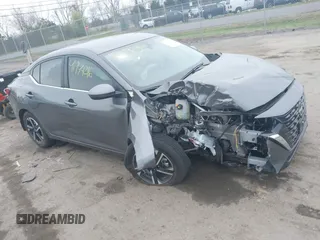 2025 Nissan Sentra SV z VIN 3N1AB8CV5SY230200, wystawiony jako IAAI lot #41949216 z przebiegiem 4 559 mil mil oraz . Historia ofert i sprzedaży dostępna na DreamBid. Obrazek 1.