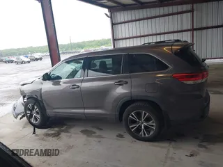 2017 Toyota Highlander LE z VIN 5TDBZRFH6HS386710, wystawiony jako IAAI lot #42226567 z przebiegiem 64 773 mil mil oraz . Historia ofert i sprzedaży dostępna na DreamBid. Obrazek 14.