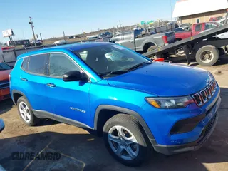 2023 Jeep Compass Sport z VIN 3C4NJDAN6PT548943, wystawiony jako IAAI lot #41631738 z przebiegiem 29 139 mil mil oraz . Historia ofert i sprzedaży dostępna na DreamBid. Obrazek 13.