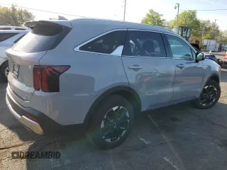 2024 Kia Sorento S z VIN 5XYRLDJC5RG289186, wystawiony jako Copart lot #53971495 z przebiegiem 9711 mil mil oraz Szkody całkowita. Historia ofert i sprzedaży dostępna na DreamBid. Obrazek 3.