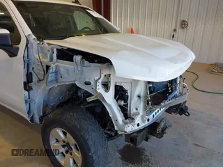 2020 Chevrolet Silverado 1500 LT z VIN 3GCUYDEDXLG311836, wystawiony jako IAAI lot #41763513 z przebiegiem 116 215 mil mil oraz . Historia ofert i sprzedaży dostępna na DreamBid. Obrazek 18.
