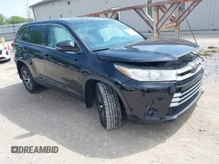 2018 Toyota Highlander LE z VIN 5TDBZRFH7JS889068, wystawiony jako IAAI lot #42220960 z przebiegiem 139 106 mil mil oraz . Historia ofert i sprzedaży dostępna na DreamBid. Obrazek 1.