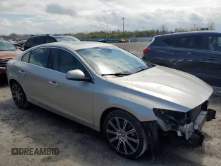 2017 Volvo S60 Inscription z VIN LYV402TK0HB151137, wystawiony jako Copart lot #55577435 z przebiegiem 67 066 mil mil oraz Szkody całkowita. Historia ofert i sprzedaży dostępna na DreamBid. Obrazek 4.