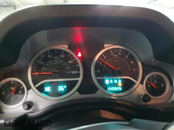 2010 Jeep Wrangler Sahara z VIN 1J4GA5D17AL109979, wystawiony jako Copart lot #45081225 z przebiegiem 190 826 mil mil oraz Szkoda całkowita • Salvage title. Historia ofert i sprzedaży dostępna na DreamBid. Obrazek 9.