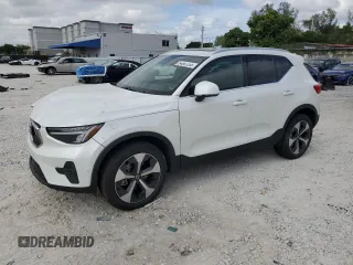 2024 Volvo XC40 Plus Bright Theme z VIN YV4L12UE7R2283166, wystawiony jako Copart lot #54067355 z przebiegiem 2749 mil mil oraz Szkody całkowita. Historia ofert i sprzedaży dostępna na DreamBid. Obrazek 1.