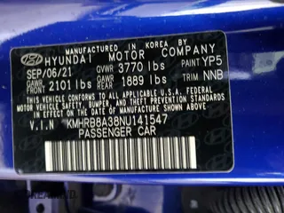 2022 Hyundai Venue SE z VIN KMHRB8A38NU141547, wystawiony jako Copart lot #49505085 z przebiegiem 25 347 mil mil oraz Tytuł czysty. Historia ofert i sprzedaży dostępna na DreamBid. Obrazek 13.