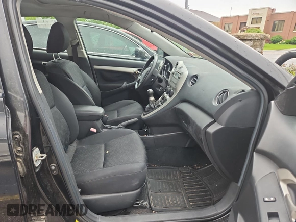 2009 Toyota Matrix S z VIN 2T1KE40EX9C021017, wystawiony jako Copart lot #57352005 z przebiegiem 120 332 mil mil oraz Czysty tytuł • Clean title. Historia ofert i sprzedaży dostępna na DreamBid. Obrazek 5.