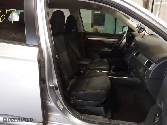 2017 Mitsubishi Outlander SE with VIN JA4AZ3A33HZ020667, listed as a IAAI auction lot 41695567 with 89,123 mi miles. Bid and sale history available at carsss.com. Image 5.