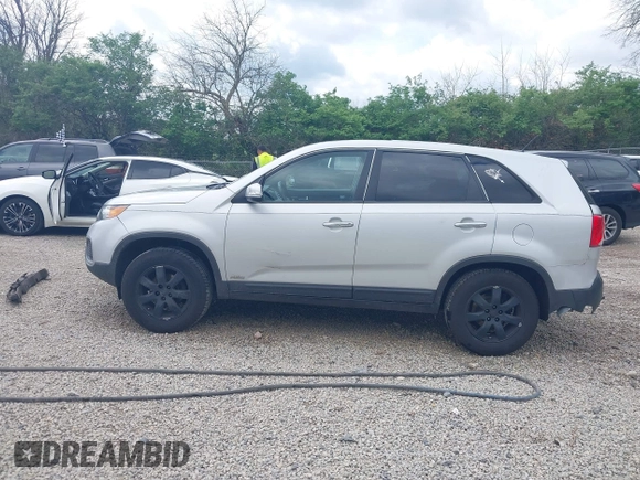 2013 Kia Sorento LX with VIN 5XYKTCA60DG372961, listed as a IAAI auction lot 42061693 with 181,034 mi miles. Bid and sale history available at carsss.com. Image 15.