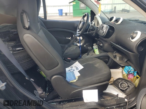 2016 Smart fortwo Passion z VIN WMEFJ5DA0GK076339, wystawiony jako Copart lot #68891564 z przebiegiem Nie podano mil oraz Szkoda całkowita • Salvage title. Historia ofert i sprzedaży dostępna na DreamBid. Obrazek 10.