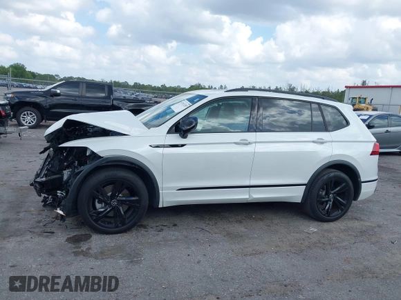 2024 Volkswagen Tiguan SE R-Line Black z VIN 3VVCB7AX1RM037369, wystawiony jako IAAI lot #41911287 z przebiegiem 16 458 mil mil oraz . Historia ofert i sprzedaży dostępna na DreamBid. Obrazek 14.