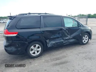 2014 Toyota Sienna LE AAS z VIN 5TDKK3DC1ES506563, wystawiony jako IAAI lot #42108481 z przebiegiem 173 831 mil mil oraz . Historia ofert i sprzedaży dostępna na DreamBid. Obrazek 6.