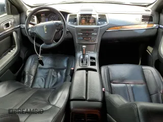 2016 Lincoln MKS z VIN 1LNHL9DK6GG602070, wystawiony jako Copart lot #62383935 z przebiegiem 252 429 mil mil oraz Czysty tytuł • Clean title. Historia ofert i sprzedaży dostępna na DreamBid. Obrazek 8.