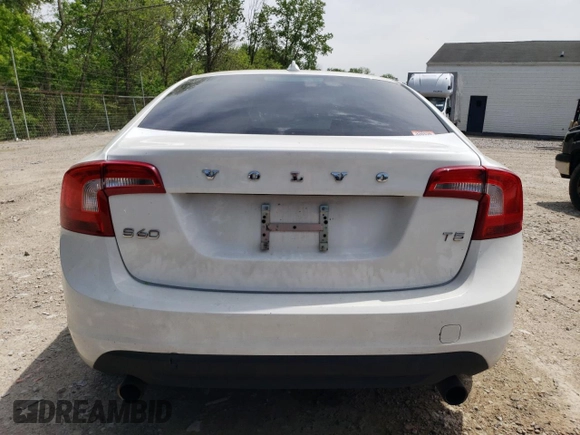 2013 Volvo S60 T5 Premier z VIN YV1612FS6D2204799, wystawiony jako Copart lot #57465945 z przebiegiem 122 604 mil mil oraz Czysty tytuł • Clean title. Historia ofert i sprzedaży dostępna na DreamBid. Obrazek 6.