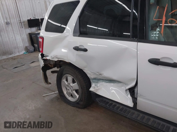 2008 Ford Escape XLT z VIN 1FMCU93108KB04610, wystawiony jako IAAI lot #42453521 z przebiegiem 186 306 mil mil oraz . Historia ofert i sprzedaży dostępna na DreamBid. Obrazek 6.