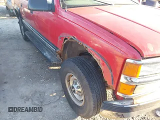 1999 Chevrolet Suburban with VIN 1GNGK26J8XJ377255, listed as a IAAI auction lot 41428307 with 250,000 mi miles. Bid and sale history available at carsss.com. Image 5.
