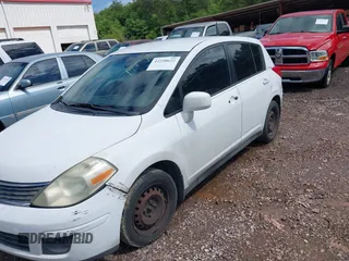 2009 Nissan Versa S z VIN 3N1BC13E49L354233, wystawiony jako IAAI lot #42230622 z przebiegiem 190 161 mil mil oraz . Historia ofert i sprzedaży dostępna na DreamBid. Obrazek 13.