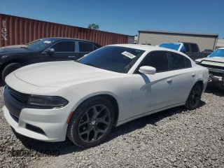 2015 Dodge Charger SXT z VIN 2C3CDXHG9FH919323, wystawiony jako Copart lot #56468045 z przebiegiem 112 105 mil mil oraz Tytuł czysty. Historia ofert i sprzedaży dostępna na DreamBid. Obrazek 1.