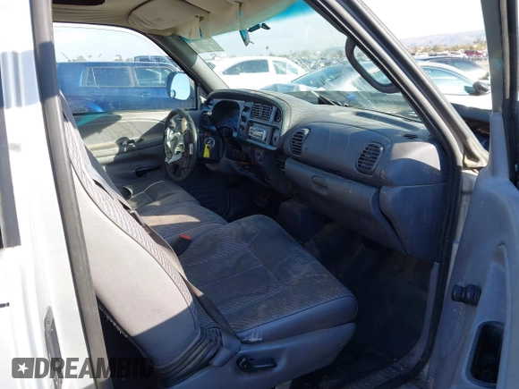 1998 Dodge 1500 z VIN 1B7HC13Y1WJ115002, wystawiony jako IAAI lot #41434924 z przebiegiem Nie podano mil oraz . Historia ofert i sprzedaży dostępna na DreamBid. Obrazek 5.